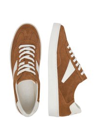 Adidași din nubuc de culoare maro cu accente albe, având șireturi albe și o talpă din cauciuc. Design clasic de tip low-top cu textură de nubuc.