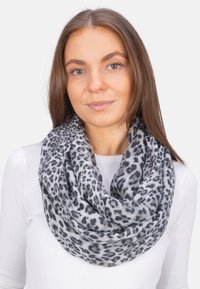 Écharpe infinie en imprimé léopard gris et noir, faite de tissu léger, avec une texture douce et drapée. Pas de quincaillerie ou d'accents visibles.