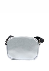 Borsa crossbody argento con una texture liscia, forma rettangolare, chiusura con zip, tracolla nera e dettagli in metallo argentato.