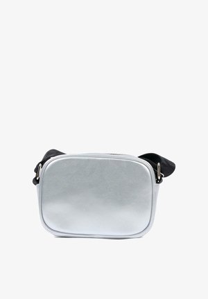 Zilveren crossbody tas met een gladde textuur, rechthoekige vorm, ritssluiting, zwarte schouderband en accenten van zilverkleurig metaal.