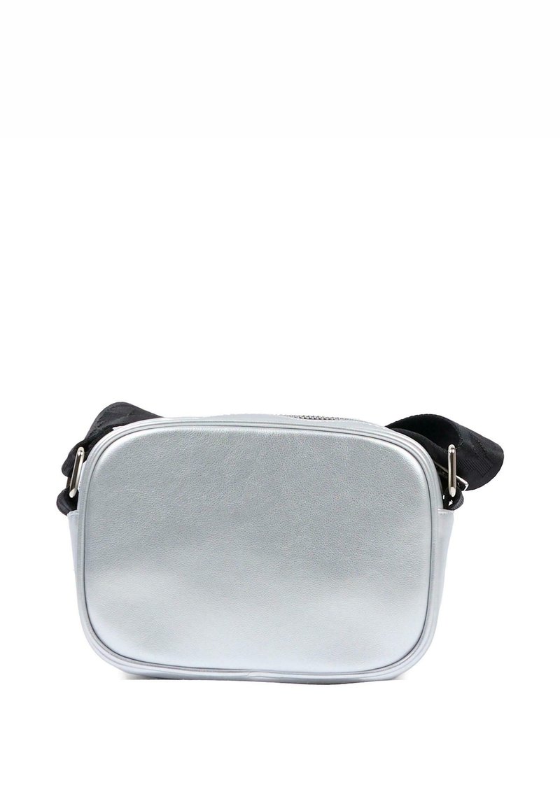 Borsa crossbody argento con una texture liscia, forma rettangolare, chiusura con zip, tracolla nera e dettagli in metallo argentato.