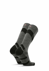 Grå og sorte sokker med et ribbet design, der har en forstærket hæl og tå. Lille flagdetalje øverst. Blød tekstur.