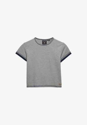 Camiseta gris de manga corta con ribete azul marino en los bordes de las mangas y el cuello, que presenta un pequeño logotipo bordado cerca del dobladillo inferior.