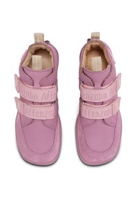 Rosa Lederstiefeletten mit zwei verstellbaren Klettverschlüssen, runder Spitze und gepolsterter Kragen. Mit Steppnähten und strukturierten Akzenten.