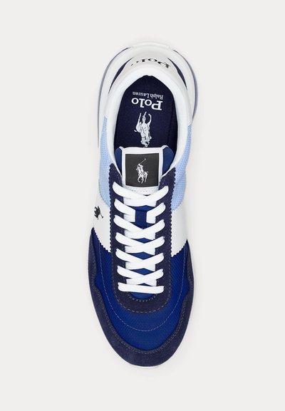 Vīriešu Polo Ralph Lauren kurpes sporta stilā zilā, gaiši zilā un baltā krāsā ar baltām šņorēm un polo spēlētāja logo uz mēles un sānu paneļa.