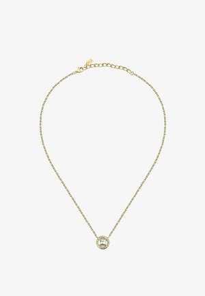 Collier en chaîne dorée avec un pendentif en forme de carré orné d'une pierre précieuse transparente entourée de petits cristaux clairs, sur fond blanc.