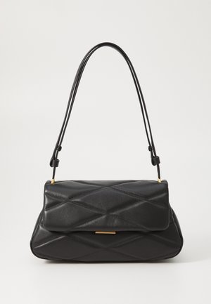 Schwarze Lederhandtasche mit einem gesteppten Rautenmuster, einer Klappenöffnung und goldfarbenen Hardware-Akzenten. Doppelte Tragegriffe.