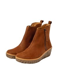 Un par de botas de tobillo de cuero marrón con cremalleras laterales y suelas de cuña de goma texturizada, diseñadas para el uso casual.