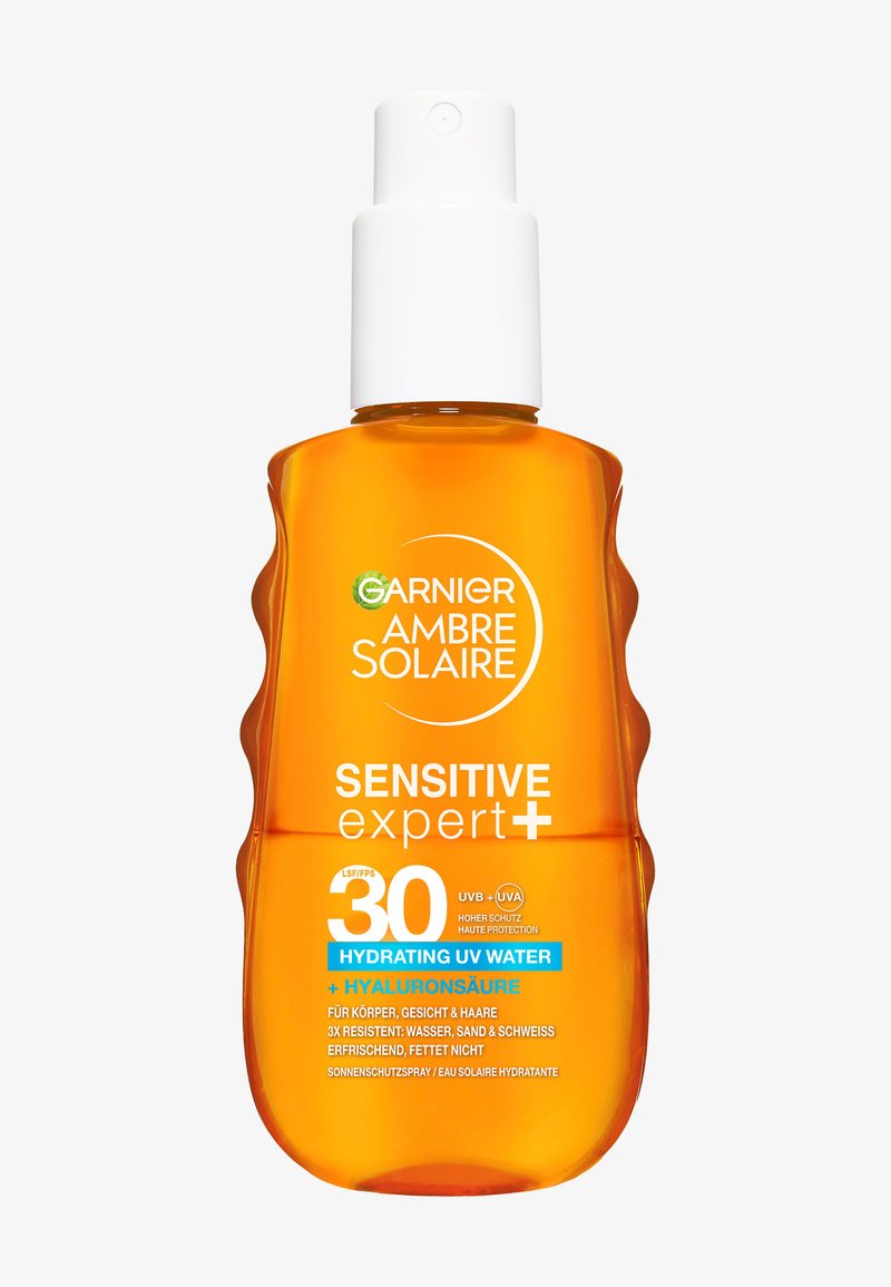 Oranje spuitfles van Garnier Ambre Solaire Sensitive Expert+ SPF 30 hydraterend UV-water met hyaluronzuur.