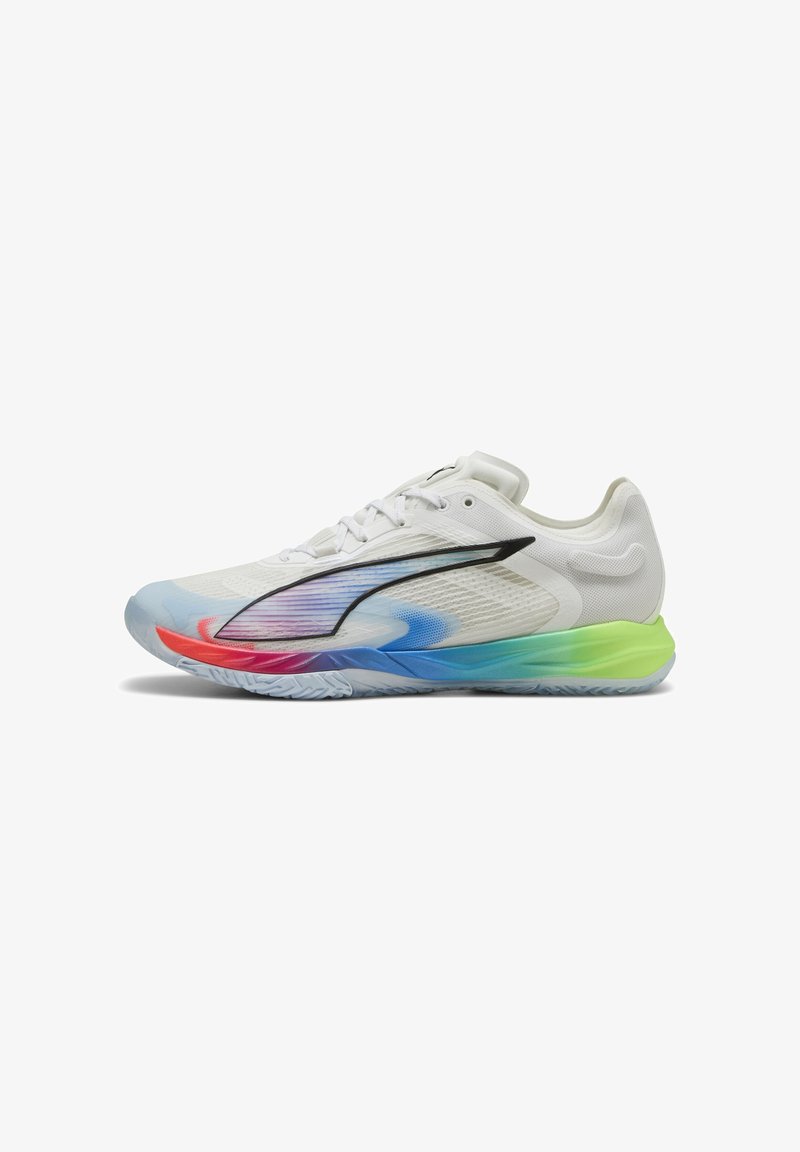 Scarpa atletica leggera e bianca con suola sfumata nei toni del blu, verde e rosa. Presenta una tomaia in rete traspirante e dettagli neri.