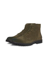Botas de ante hasta el tobillo en verde oliva con puntera redonda, cordones en la parte delantera, talón reforzado y suela de goma negra y resistente.
