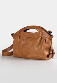 Tan leren handtas met een zachte, gestructureerde afwerking. Beschikt over een kort handvat, een verstelbare schouderband en geplooide zijkanten voor extra detail.