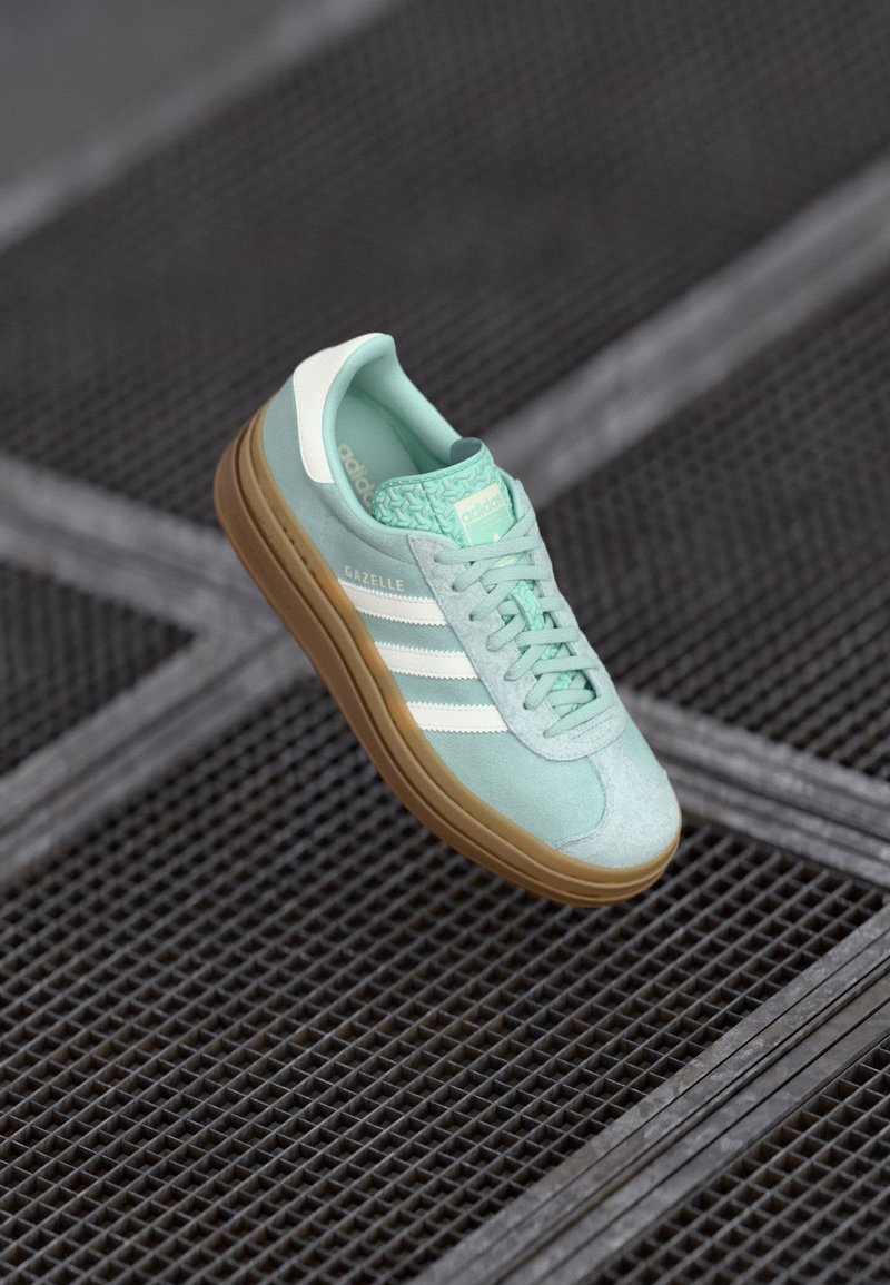 adidas Originals GAZELLE BOLD - Tenisky - ash green/off white