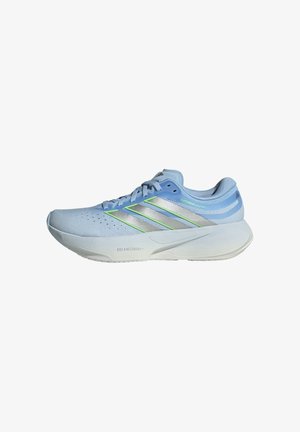 Ljusblå löparsko med texturerad ovandel, silver- och neongröna ränder, rundad tå, dämpad sula och fördjupade räfflor för grepp.