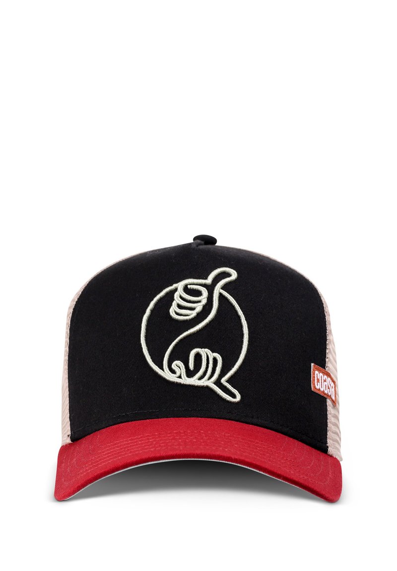 Sort kasket med rød skygge og netindlæg på siderne, med et fremtrædende hvidt broderet logo på forsiden. Justerbar rem bagpå.