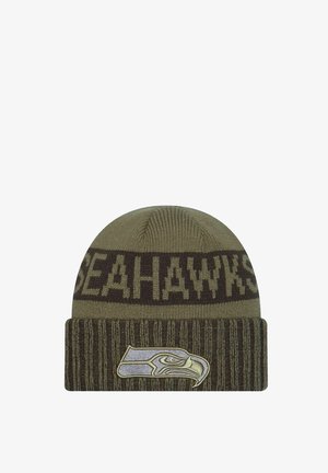 Grüner Strickmütze mit einem braunen Band, auf dem "SEAHAWKS" in Blockbuchstaben steht, und einem auf der Vorderseite gestickten Seahawks-Logo.