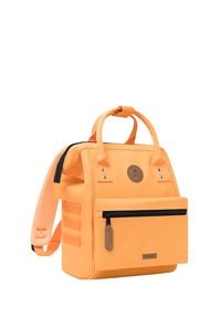 Oranger Rucksack aus robustem Stoff, ausgestattet mit einer vorderen Reißverschlusstasche, einem oberen Griff, verstellbaren Trägern und metallischen Akzentdetails.