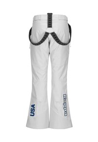 Pantaloni da sci bianchi con sagoma a zampa d'elefante, spalline nere regolabili, loghi blu "USA" e "Kappa", e diverse tasche sul retro.