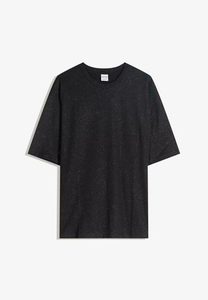 Sort kortærmet t-shirt med en subtil hvid sprøjtet mønster og rund halsudskæring, vist på en hvid baggrund.