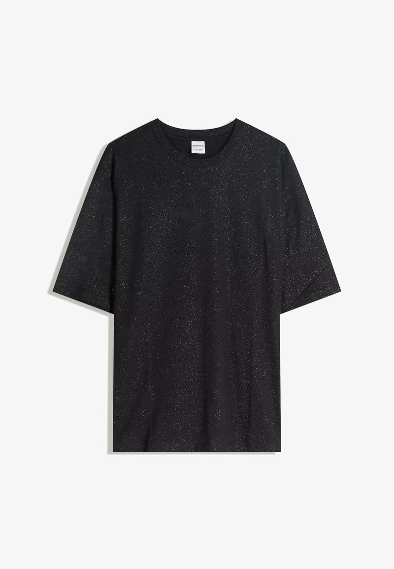 Czarny t-shirt z krótkim rękawem z delikatnym białym wzorem w kropki i okrągłym dekoltem, zaprezentowany na białym tle.