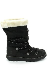 Stivale invernale nero con un soffice risvolto in pelliccia finta bianca, dotato di cordoncino e occhielli metallici, suola in gomma texturizzata per una buona aderenza.