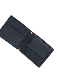 Portefeuille bifold en cuir noir avec plusieurs emplacements pour cartes et un porte-monnaie, montré ouvert sur un fond blanc.