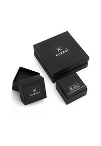 Svarta presentaskar i olika storlekar med matt finish. Varje låda har en vit logotyp och information om att de är tillverkade av återvunnet papper.