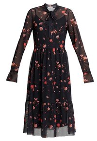 Abito nero a fiori con maniche lunghe, colletto con fiocco, tessuto trasparente, orlo a balze e motivi floreali rosa e arancioni su tutta la superficie.