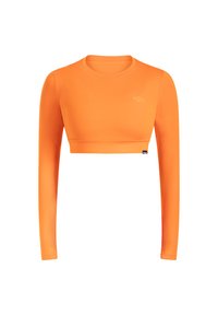 Langslavige, cropped sporttop in helder oranje polyesterblend. Bevat een ronde hals en subtiele branding op de borst. Gladde textuur.