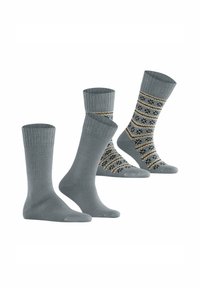 Drei Paar Socken in Grau. Zwei einfarbige graue Paare mit gerippten Bündchen und ein gemustertes Paar mit geometrischen Designs in Grau, Schwarz und Beige.
