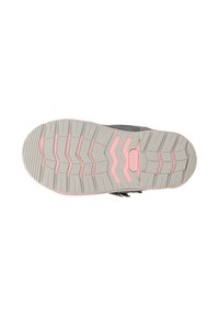 Grijze sportschoen zool, met een gestructureerd rubberen ontwerp. De buitenzool heeft een roze accent met een zigzag profiel voor grip.