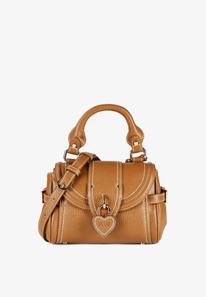 Bruine leren handtas met textuur, voorzien van een handvat aan de bovenkant, verstelbare schouderriem, witte stiksels en een hartvormig slotdetail op de voorklep.