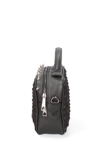 Sac à main noir en cuir texturé, avec une fermeture zippée et du matériel en métal argenté. Présente une forme structurée avec une poignée courte et des accents décoratifs.