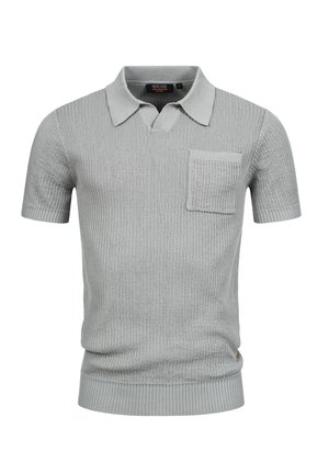 Polo de manga corta gris, con textura acanalada, que presenta un cuello, un bolsillo en el lado izquierdo del pecho y un dobladillo ajustado.