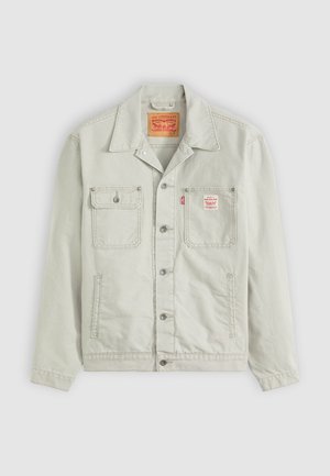 Veste en denim gris clair avec un col, des boutons-pression, deux poches avant et une petite étiquette de marque sur la poche de poitrine.
