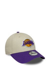 Bežna bejzbol kapica s ljubičastim vizorom. Sadrži vezeni logo "Los Angeles Lakers" s košarkaškom lopticom. Mekani materijal, prilagođen dizajn.