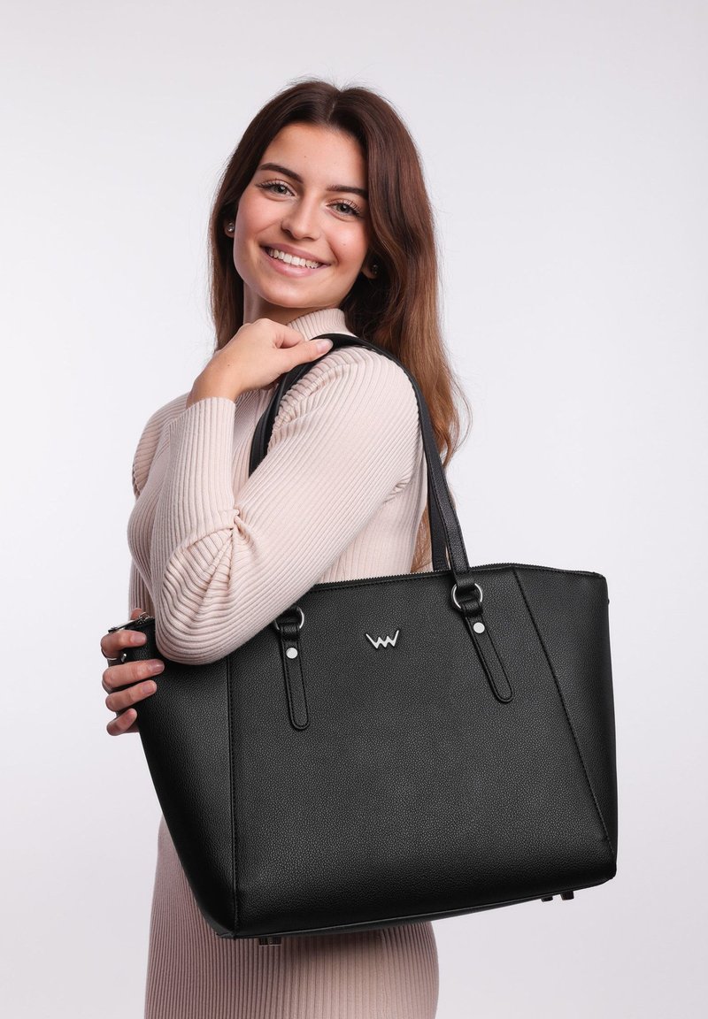 Schwarze Leder-Umhängetasche mit zwei Griffen, strukturiertem Finish und silbernen Hardware-Akzenten. Mit Logo auf der Vorderseite und einem Reißverschlussverschluss.