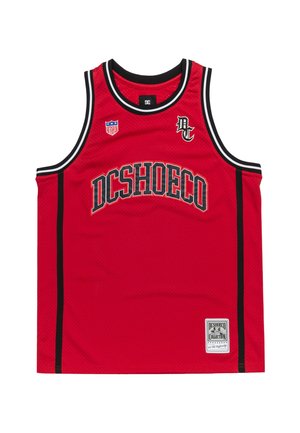 Röd mesh baskettröja med svarta detaljer, med "DCSHOECO" i fet stil och en logopatch. Rund halsringning, ärmlös design.