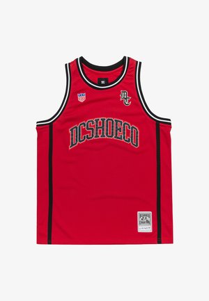 Rode mesh basketbalshirt met zwarte accenten, voorzien van de tekst "DCSHOECO" in vette letters en een logo-patch. Ronde halslijn, mouwloos ontwerp.