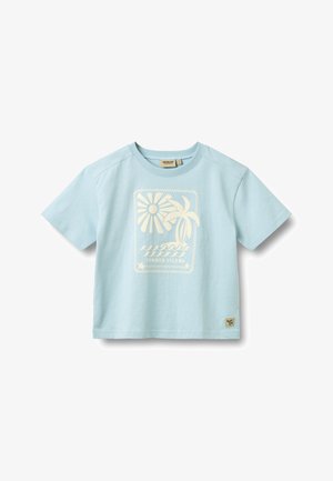 Svetlo modra bombažna majica s kremnim grafičnim potiskom sonca, palm, valov in besedilom "SUMMER ISLAND". Kratki rokavi, sproščen kroj.