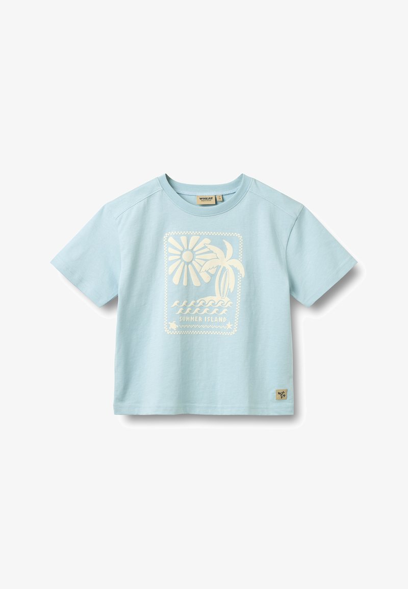 T-shirt en coton bleu clair avec un imprimé graphique crème représentant le soleil, des palmiers, des vagues et le texte "SUMMER ISLAND". Manches courtes, coupe décontractée.