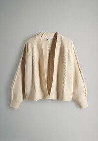 Krémovo sfarbený pletený kardigán s cablesovým vzorom na rukávoch a prednej časti, otvoreným predným dizajnom a rebrovanými manžetami a lemom.