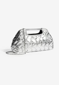 Hõbedane kudumisena käekott metallikviimistlusega, kõver kuju ja eemaldatav ahelasangar. Must sisemus ja stiilne sangade disain.