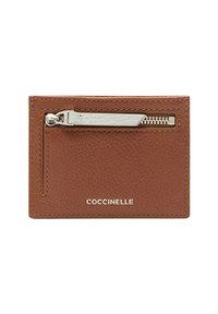 Hnědý kožený držák na karty s detailním zipem ve stříbrné barvě a embosovaným názvem značky. Má hladkou texturu a minimalistický design.