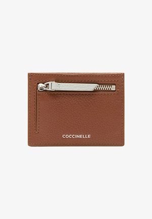 Bruine leren kaarthouder met een zilveren ritsdetail en een geembosseerde merknaam. Heeft een gladde textuur en een minimalistisch ontwerp.