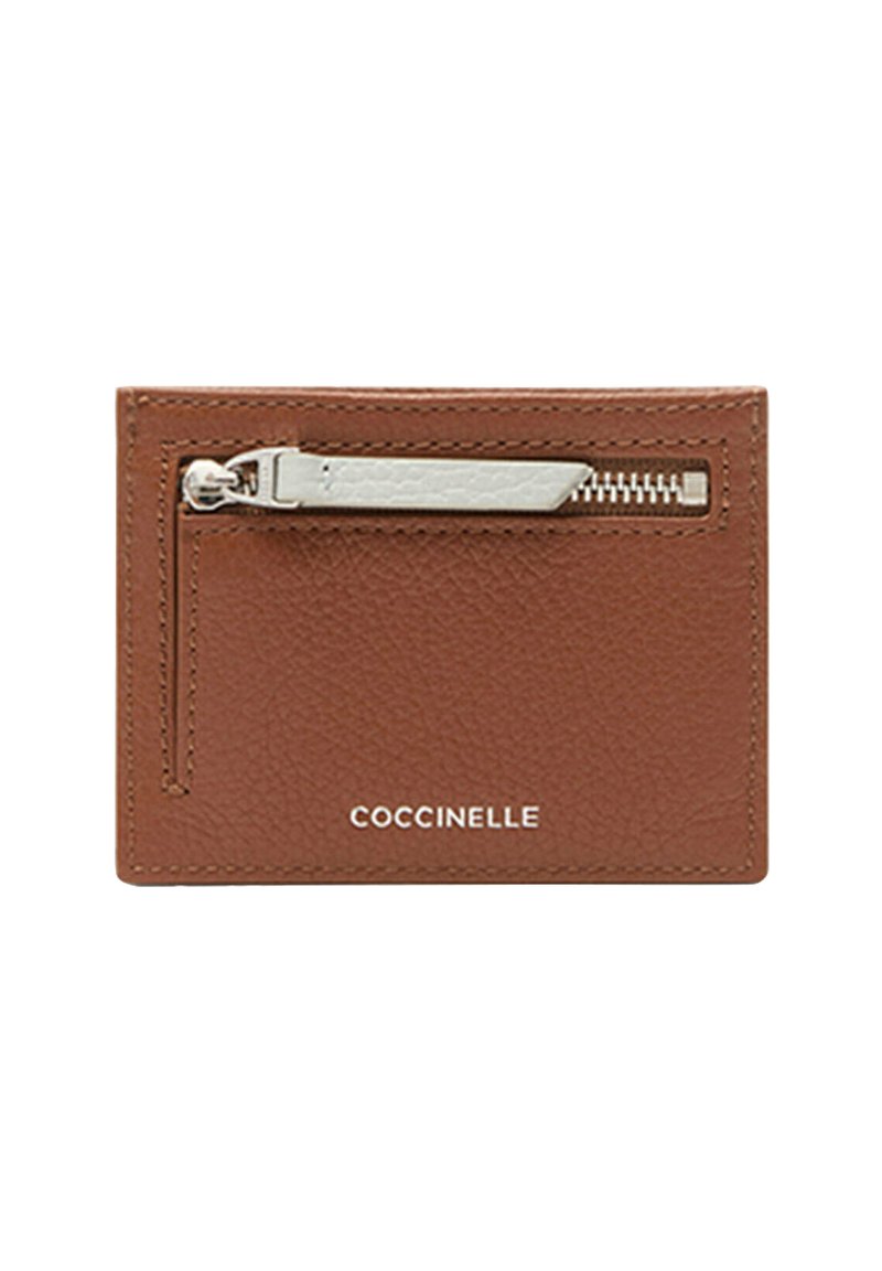 Hnědý kožený držák na karty s detailním zipem ve stříbrné barvě a embosovaným názvem značky. Má hladkou texturu a minimalistický design.