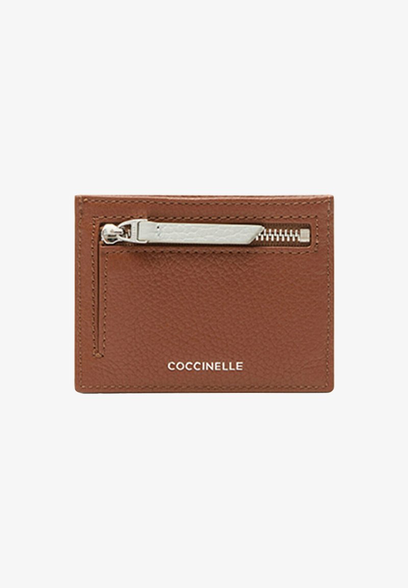 Hnědý kožený držák na karty s detailním zipem ve stříbrné barvě a embosovaným názvem značky. Má hladkou texturu a minimalistický design.