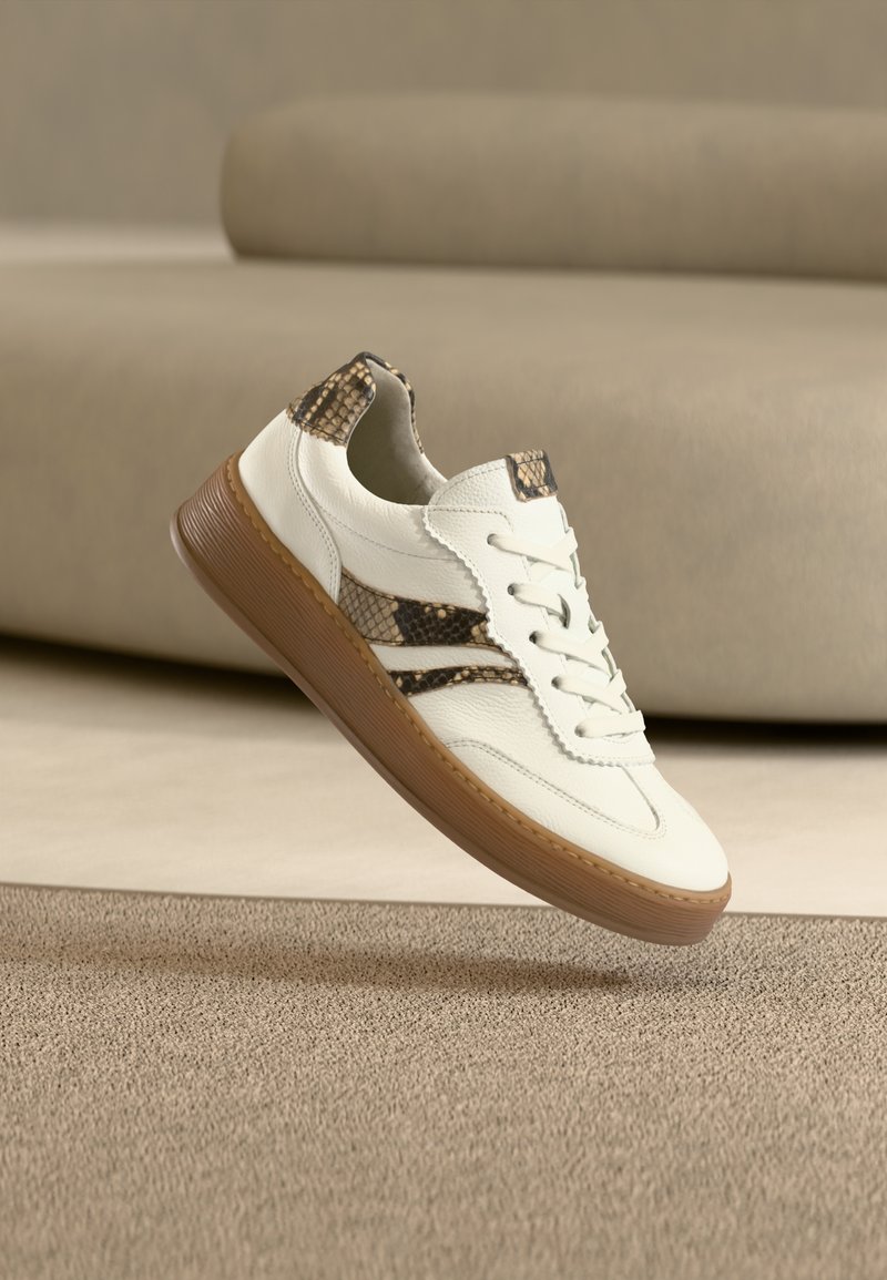 Λευκό sneaker από δέρμα με υφή καφέ λαστιχένιας σόλας, με διακοσμητικό μοτίβο από δέρμα φιδιού στη φτέρνα και στις πλευρικές λωρίδες. Σχέδιο με κορδόνια.