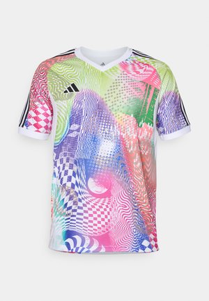 Un maillot multicolore avec des motifs abstraits en rose, vert et bleu, doté d'un col rond blanc et de trois rayures noires sur chaque épaule.