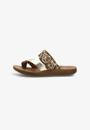 Sandalia plana tipo slide con suela marrón, tira con estampado de leopardo con hebilla dorada y tiras doradas y marrones en los dedos.